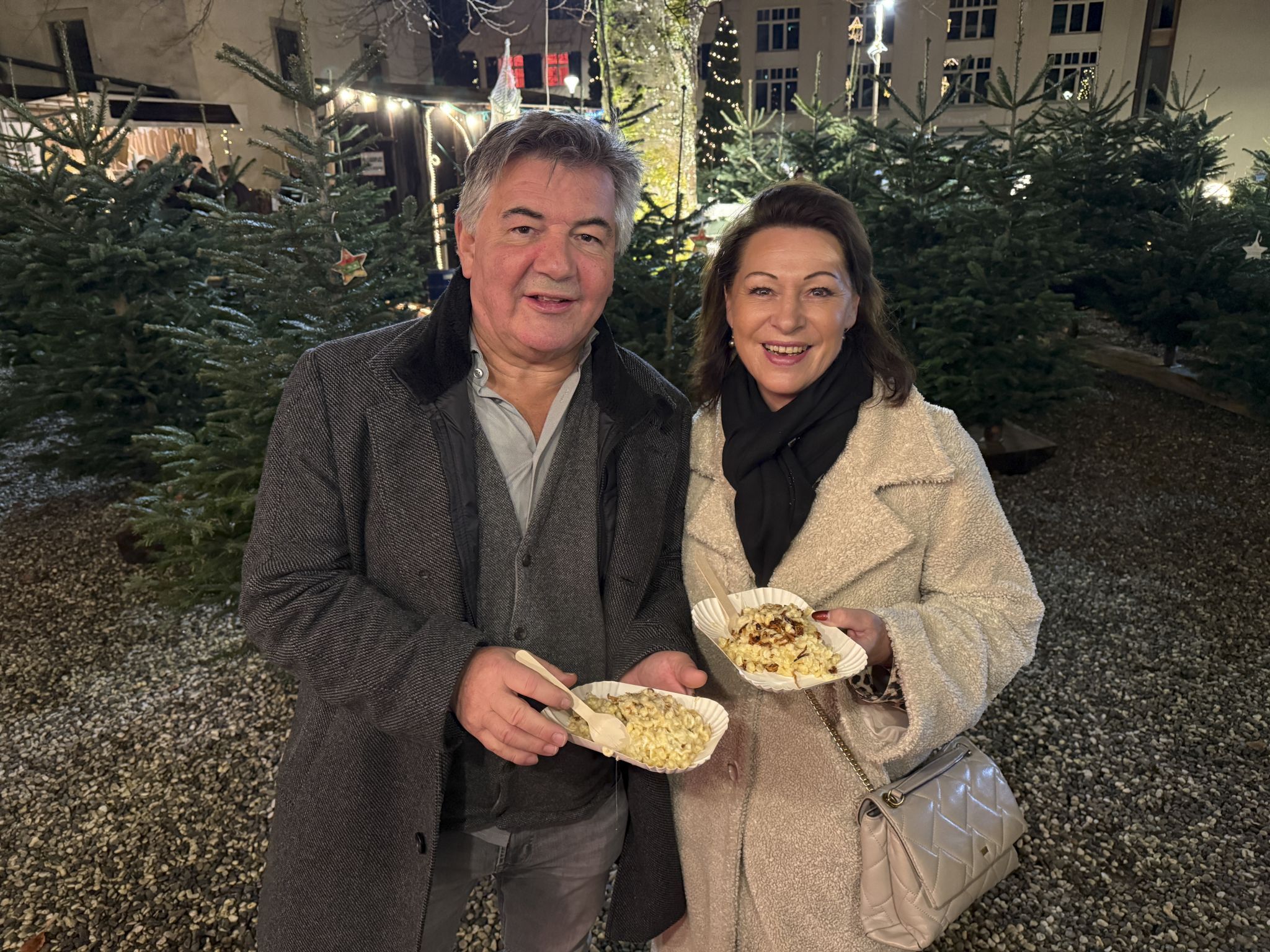 Promis beim Käsknöpfla für „Ma hilft“