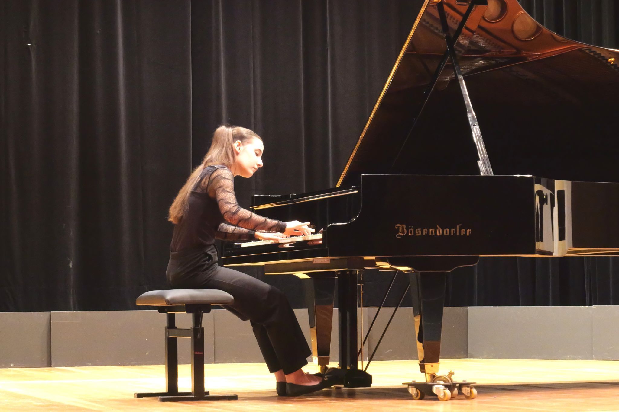 Drei Klassen auf einem Flügel