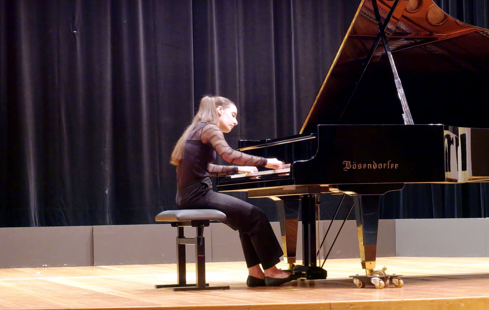 Drei Klassen auf einem Flügel