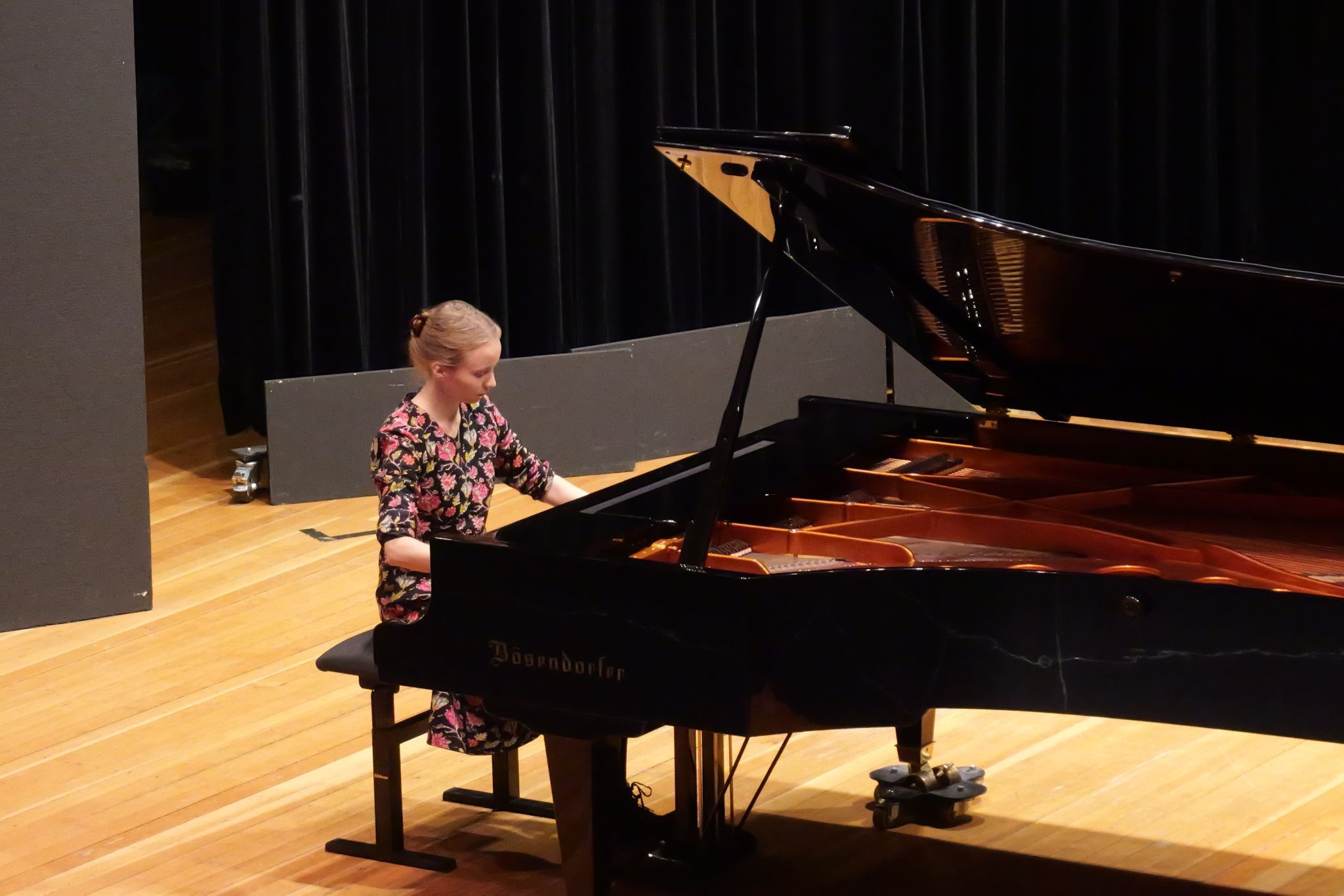 Drei Klassen auf einem Flügel