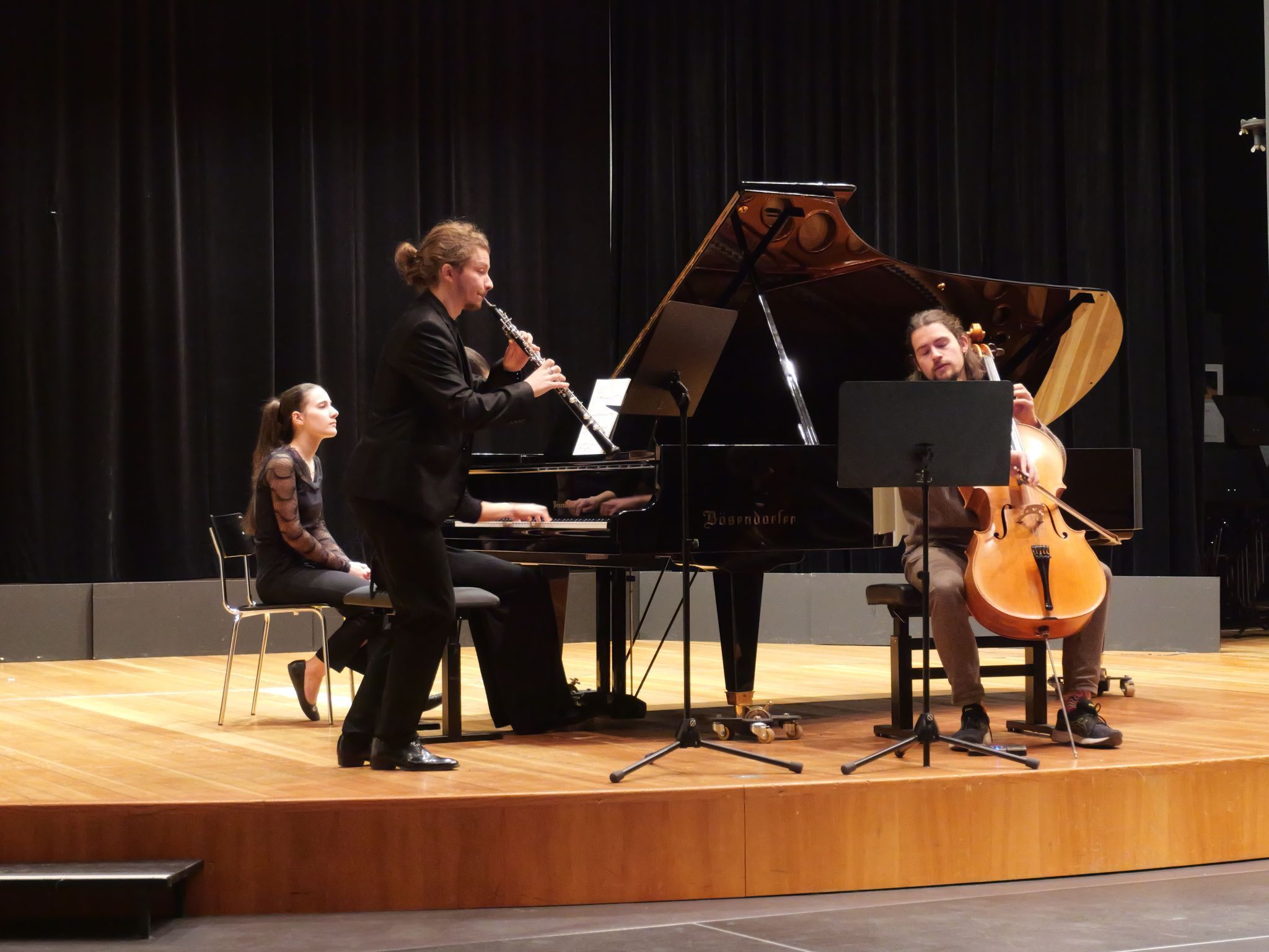 Drei Klassen auf einem Flügel