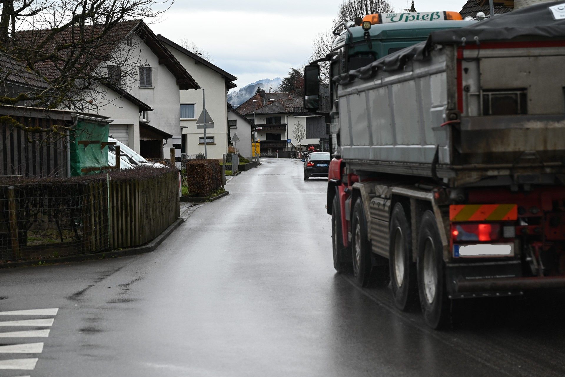 Mit Blitzer-Attrappe und Schildern: Lustenauer Anrainer rücken Rasern und Lkw zu Leibe