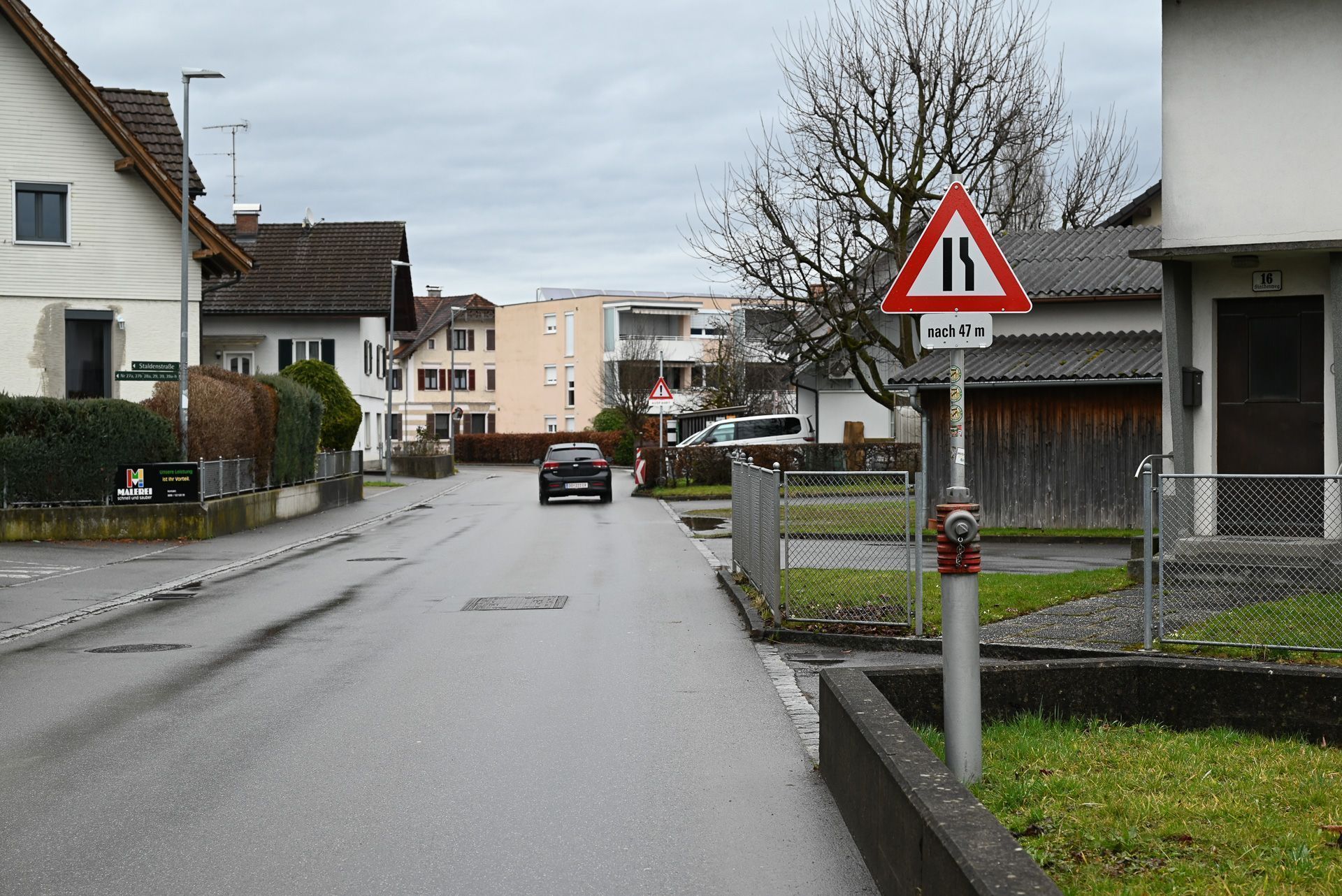 Mit Blitzer-Attrappe und Schildern: Lustenauer Anrainer rücken Rasern und Lkw zu Leibe