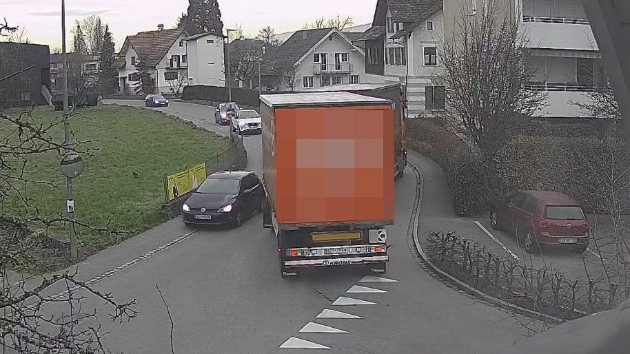 Mit Blitzer-Attrappe und Schildern: Lustenauer Anrainer rücken Rasern und Lkw zu Leibe