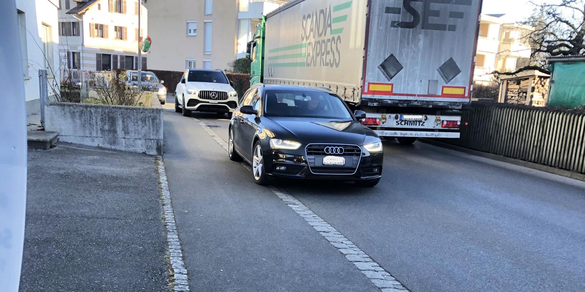 Mit Blitzer-Attrappe und Schildern: Lustenauer Anrainer rücken Rasern und Lkw zu Leibe