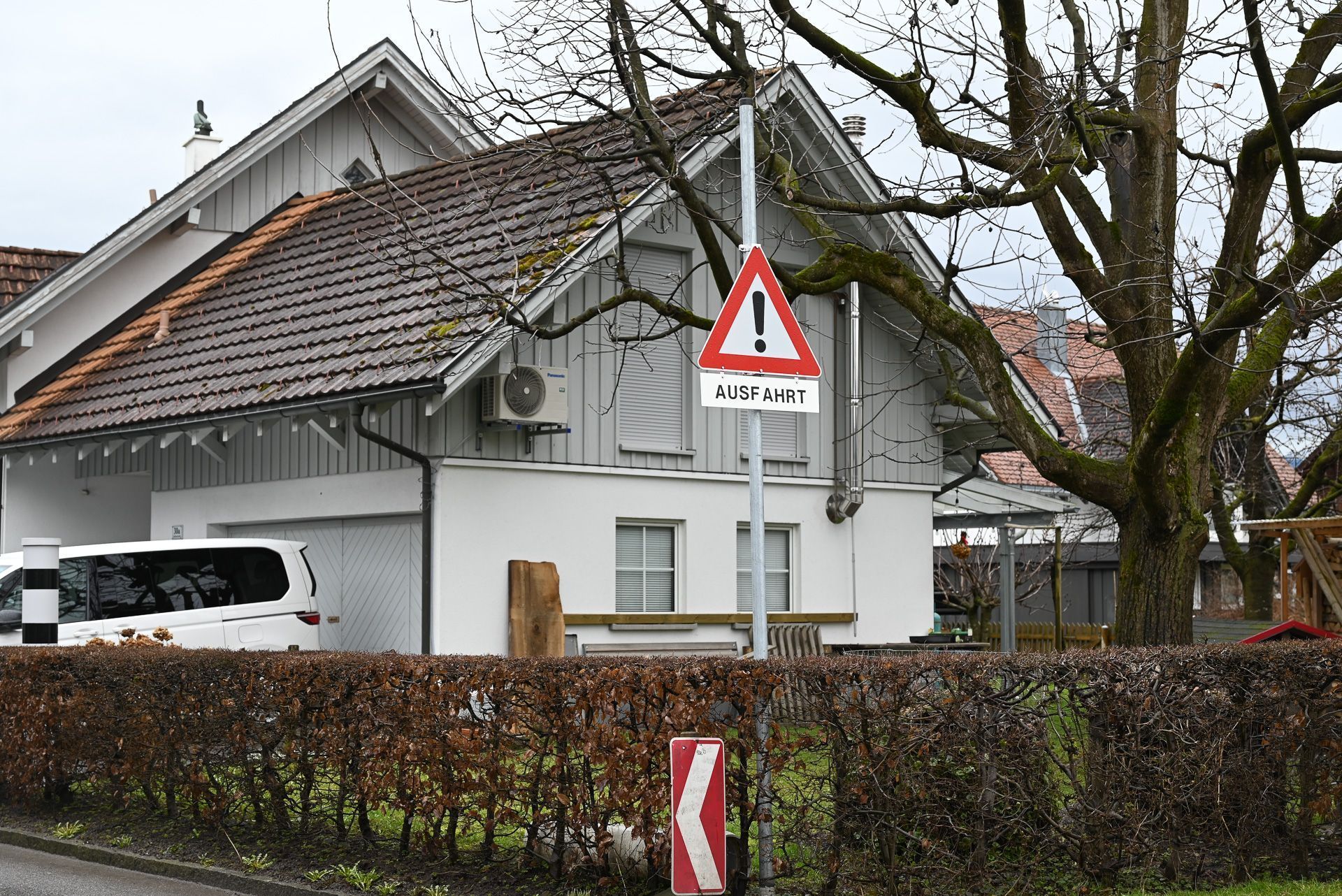 Mit Blitzer-Attrappe und Schildern: Lustenauer Anrainer rücken Rasern und Lkw zu Leibe