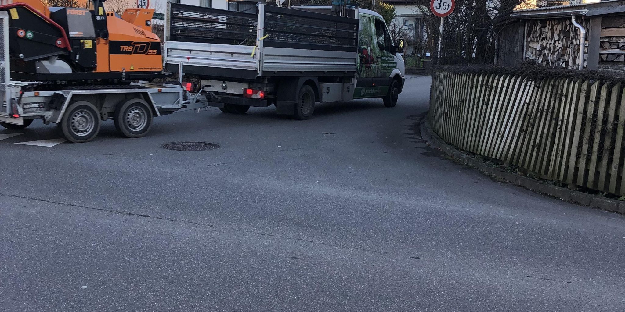 Mit Blitzer-Attrappe und Schildern: Lustenauer Anrainer rücken Rasern und Lkw zu Leibe