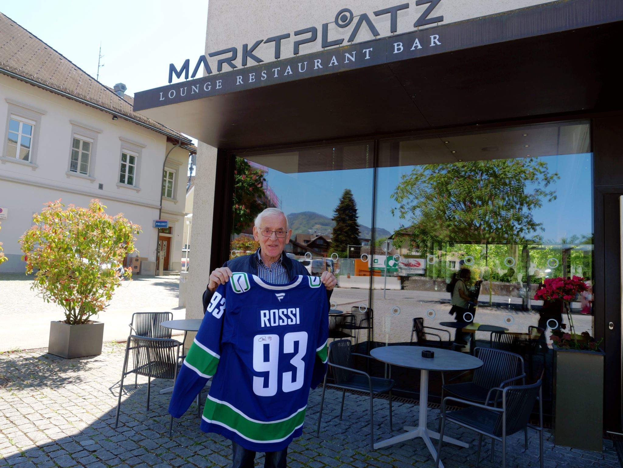 Eishockey-Startrikot-Erlös wird übergeben