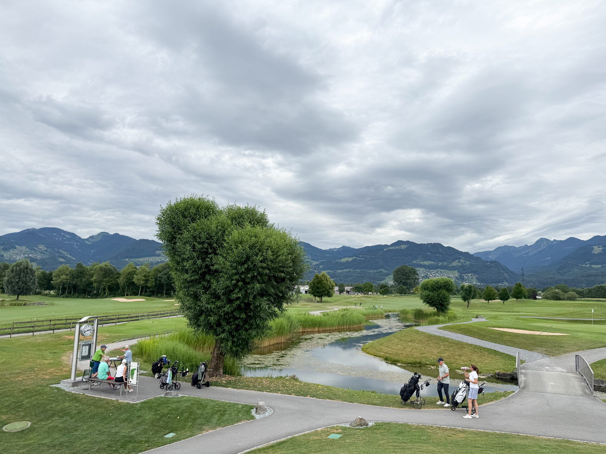 Golfen für den guten Zweck: Cosmos-Turnier stärkt das Netz für Kinder