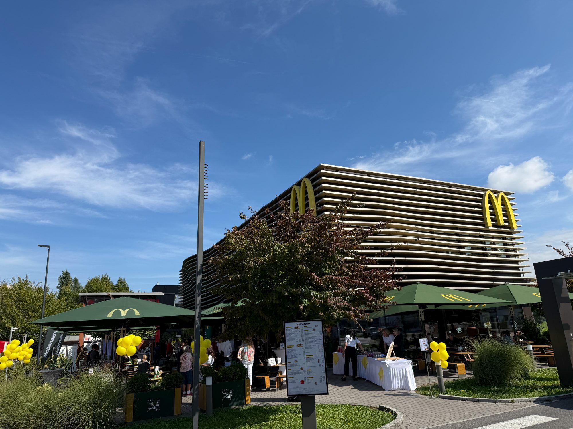 Geschmackvolles Jubiläum mit Burger, Pommes & Co.